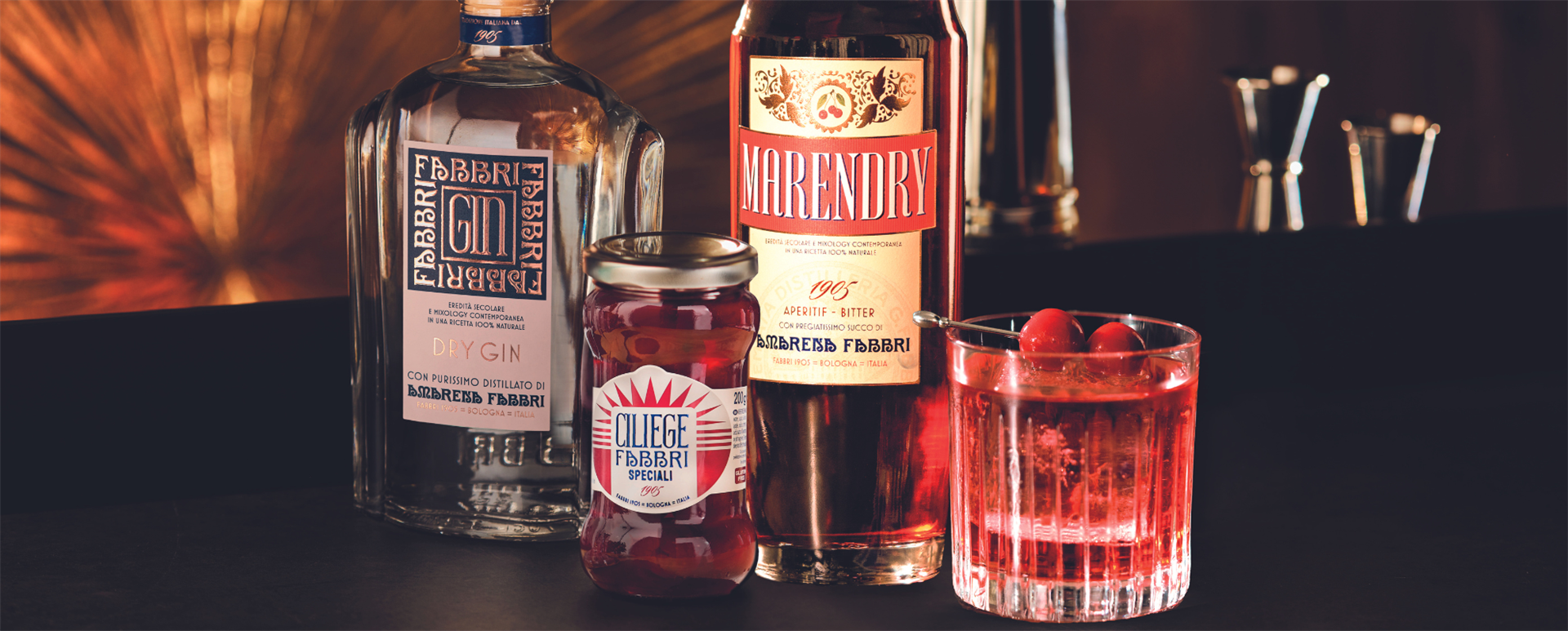 „Premiata Distilleria Fabbri“ ist das Geheimnis für die Kreation revolutionärer Cocktails mit Dry Gin Fabbri, Marendry Bitter und Fabbri Spezialkirschen.